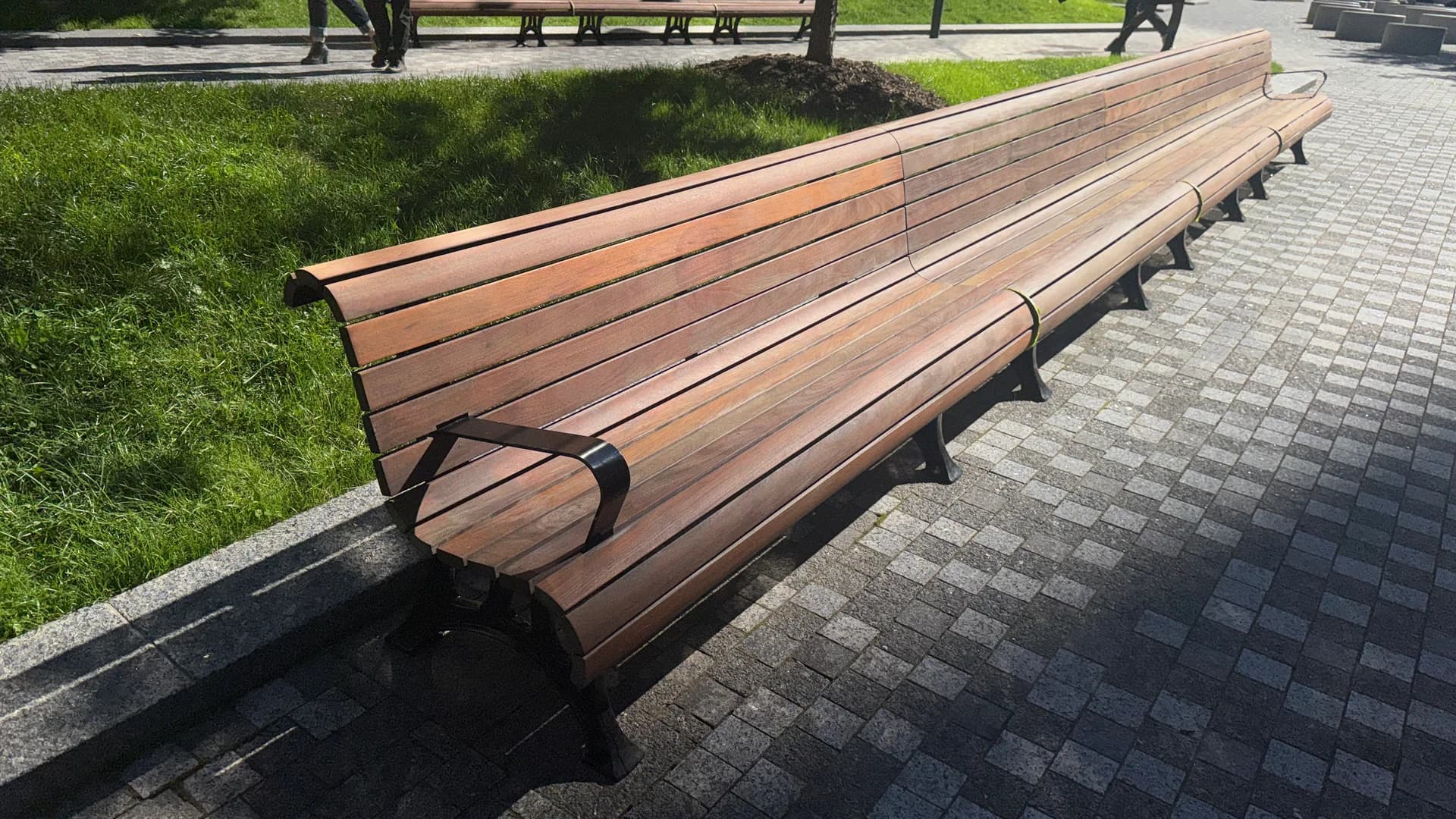 Détail des lattes et des accoudoirs d’un banc extérieur en bois, photographié lors de notre mandat à Montréal.