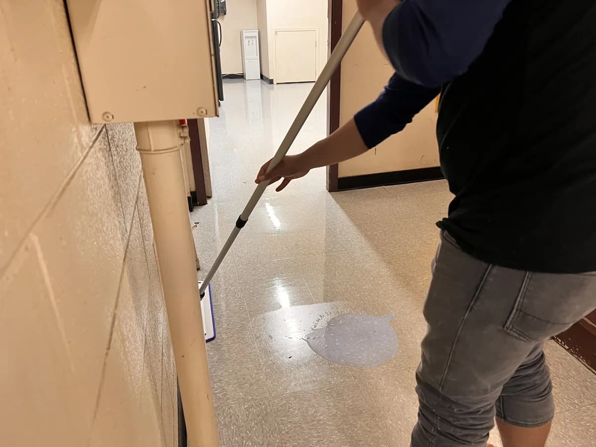 Un membre de l’équipe Push Push effectue l’entretien d’un plancher chez Oldcastle à Candiac — photo d’illustration.