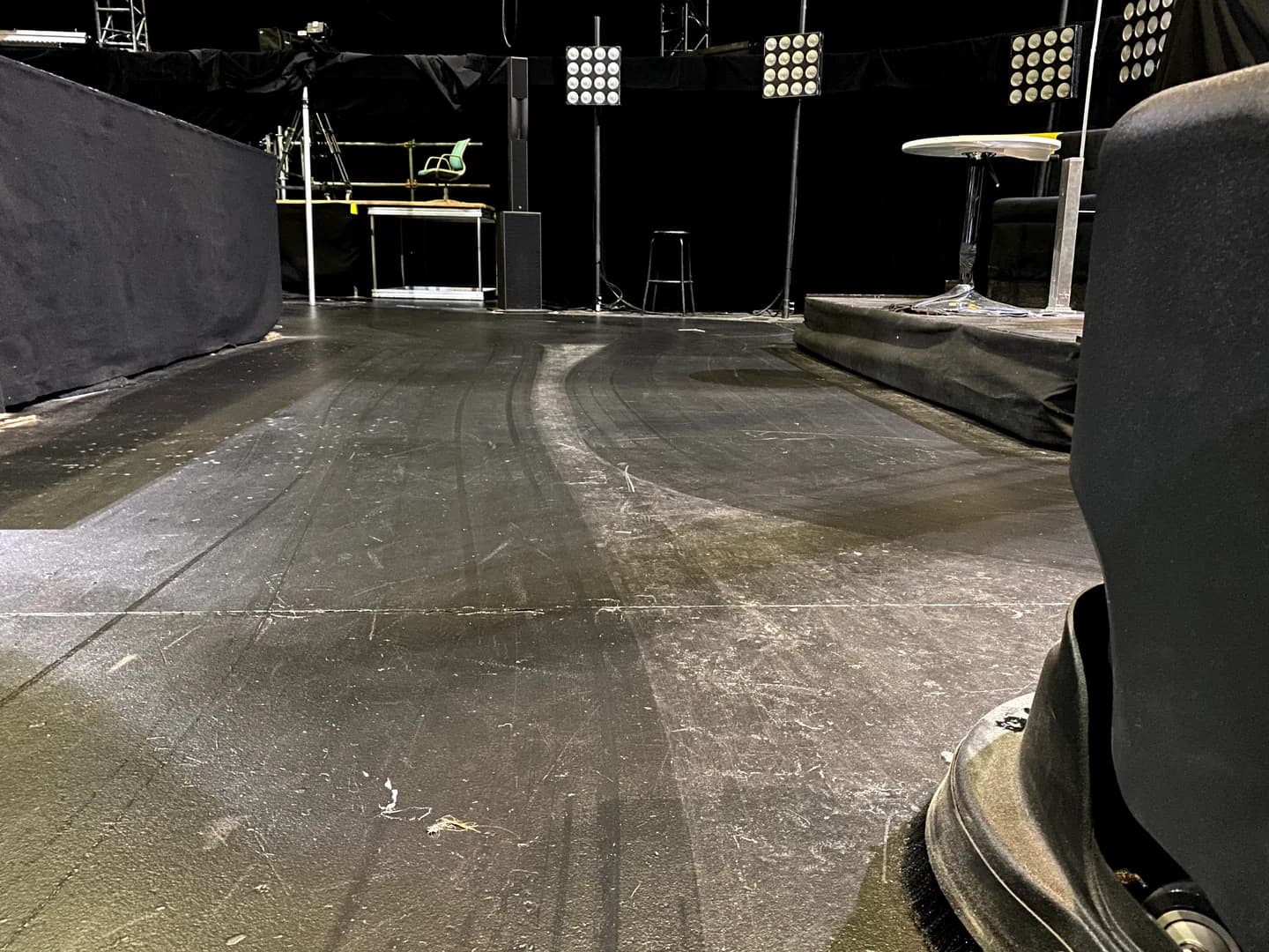 Filming-space floor and scrubber in the Star Académie studios.
